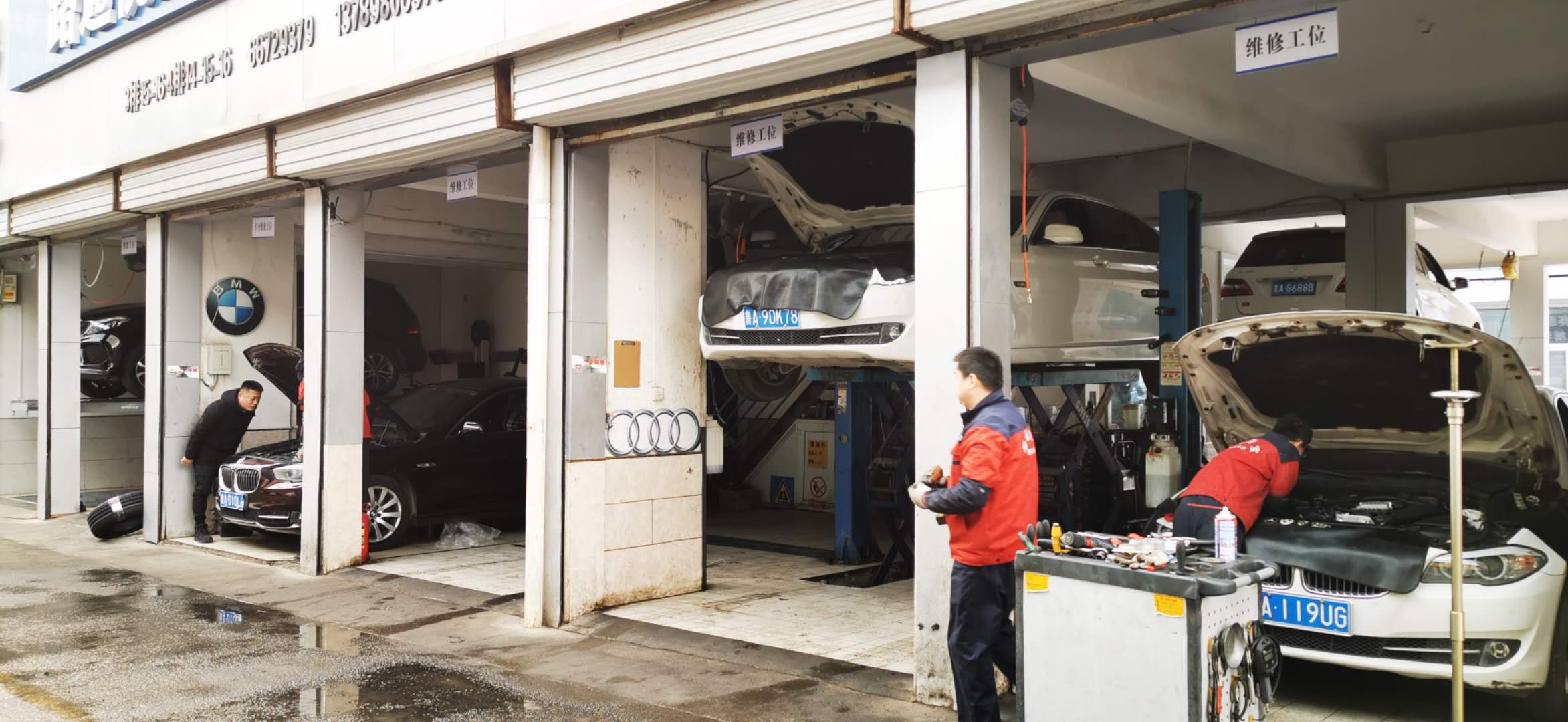 給汽車加油時(shí)不要讓機(jī)油溢出來！